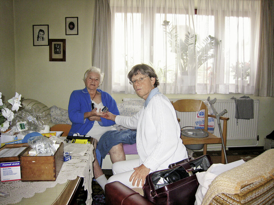 Frau Dr. Fink beim Hausbesuch