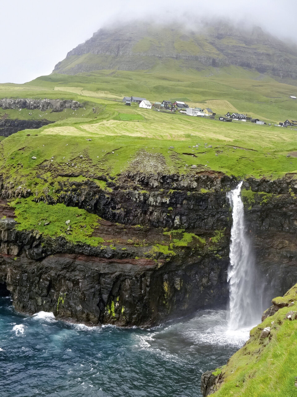 In Gásadalur rauscht aus 20 Metern Höhe der Wasserfall Múlafossur senkrecht ins Meer. 