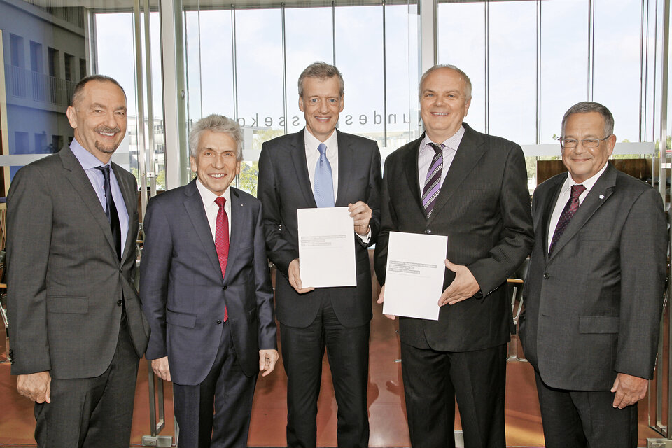 Zufriedene Gesichter angesichts guter Zahlen zur HzV in Baden-Württemberg (von li. n. re.:  Dr. Baumgärtner (MEDI), Dr. Hermann (AOK-BW), Prof. Gerlach, Prof. Szecsenyi, Dr. Dietsche (Hausärzteverband BW)