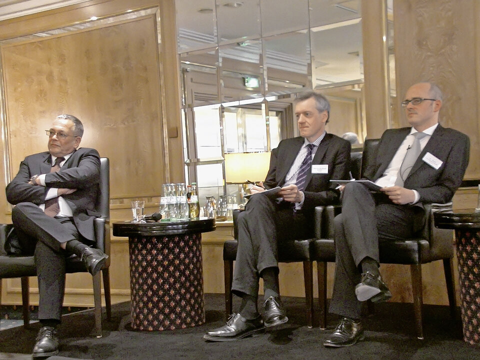 Das Podium beim Hausärztetag in Stuttgart: (v. l. n. r.) Dr. Berthold Dietsche  (Vorsitzender des Hausärzteverbands Baden-Württemberg),  Prof. Dr. Ferdinand M. Gerlach und  Dr. Alexis von Komorowski (stv. Hauptgeschäftsführer des  Landkreistags Bad.-Württ.) stellten sich den Fragen.
