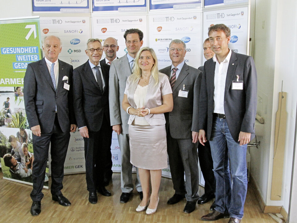 Hochkarätige Referenten in Deggendorf: Staatsministerin Huml (Bildmitte), rechts neben ihr Dr. Schlenker, ganz rechts Prof. Marckmann und ganz links Prof. von der Schulenburg