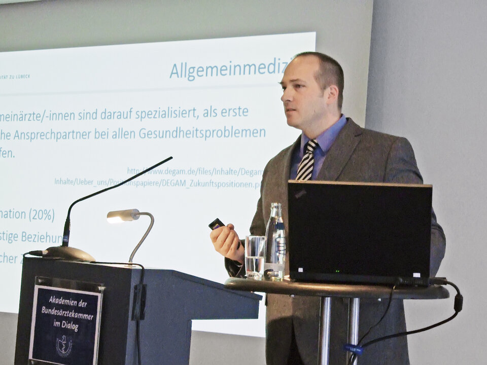 Auf Augenhöhe: DEGAM-Sektionssprecher Steinhäuser will den Hausarzt kommunikativ fit machen fürs Patientengespräch