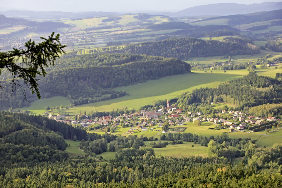 Mitten im Tal und nah am Riesengebirge
