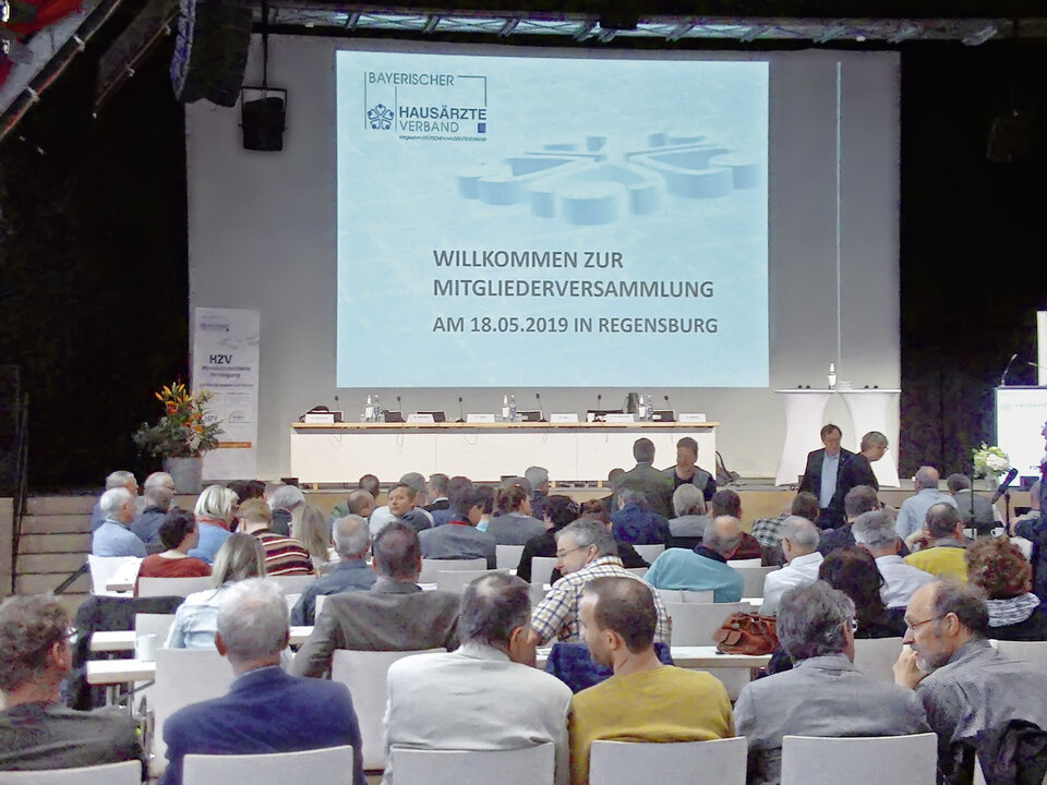 Abb. 1: Die Mitglieder des BHÄV fühlten in Regensburg der medizinischen Versorgung auf den Puls.