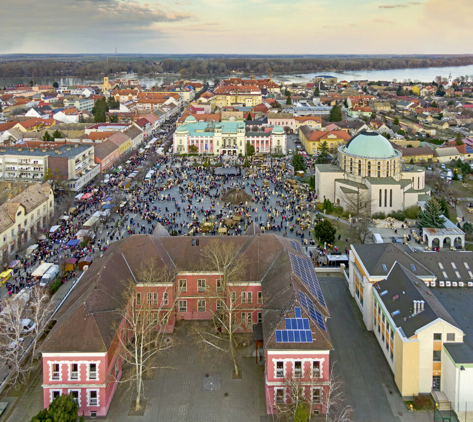 Abb. 1: Auf dem Marktplatz von Mohács versammeln sich die Feiernden.