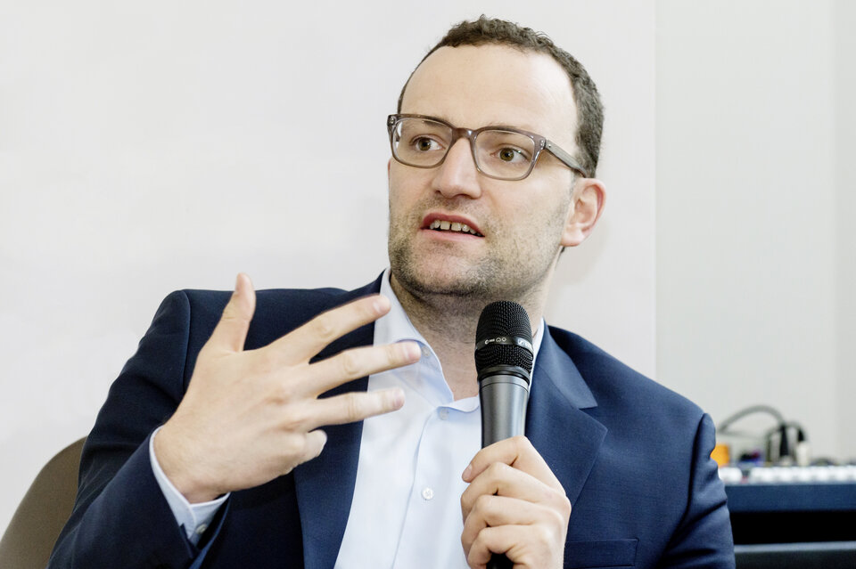 Abb. 2: Spahn will Kompetenzzentren mit Geld aus dem Weiterbildungsfonds fördern