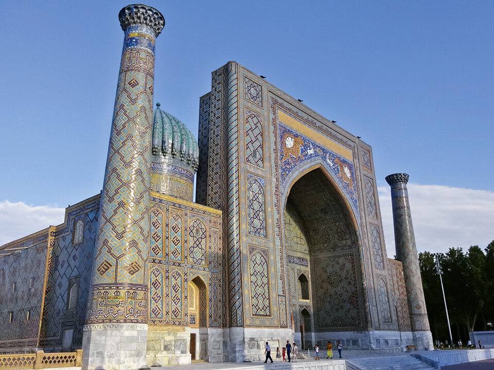 Die Medrese Schir-dar aus der ersten Hälfte des 17. Jahrhunderts auf dem Registan von Samarkand.