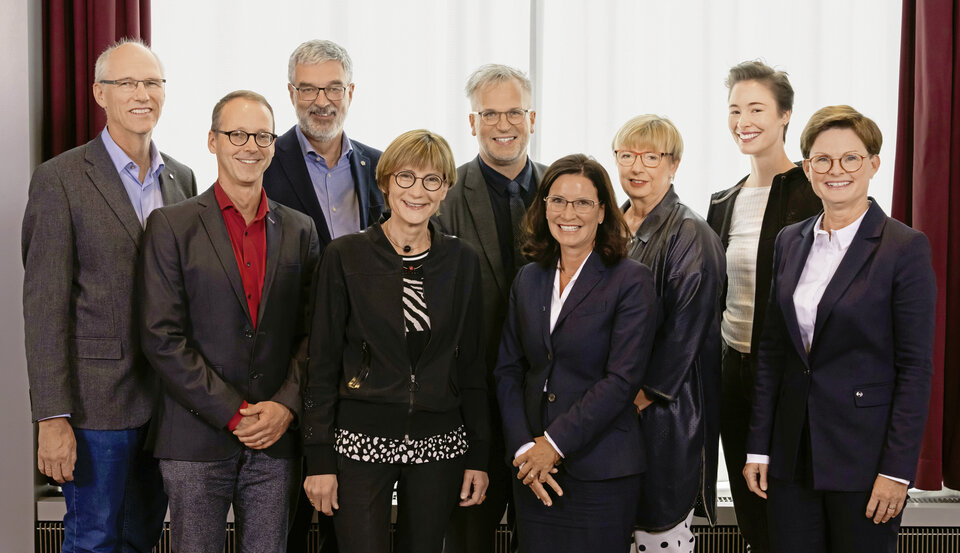 Blick zurück und nach vorn Der neue DHÄV-Vorstand (von l. n. r.): Jens Wagenknecht (Beisitzer), Dr. Ulf Zitterbart (2. Stv. Bundesvorsitzender), Armin Beck (Schatzmeister), Anke Richter-Scheer (3. Stv. Bundesvorsitzende), Dr. Markus Beier (Bundesvorsitzender), Prof. Dr. Nicola Buhlinger-Göpfarth (1. Stv. Bundesvorsitzende), Dipl.-Med. Ingrid Dänschel (Schriftführerin), Dr. Leonor Heinz (Beisitzerin), Dr. Barbara Römer (Beisitzerin)