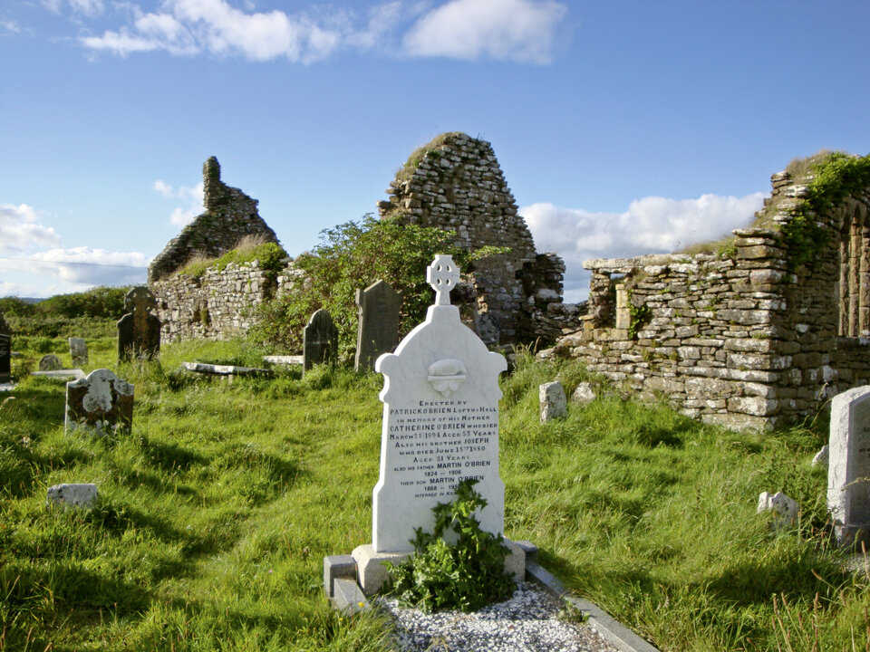 Abb. 1: Rosamunde Pilcher lässt grüßen: alter Friedhof mit Kirchenruine auf der Hook-Halbinsel.