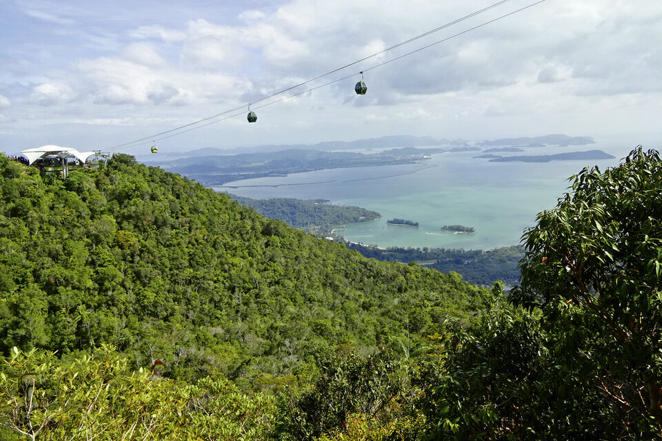 Abb. 1:  Blick auf die steilste Seilbahn der Welt. Mit ihr geht es in 20-minütiger Fahrt auf den zweithöchsten Berg Langkawis.