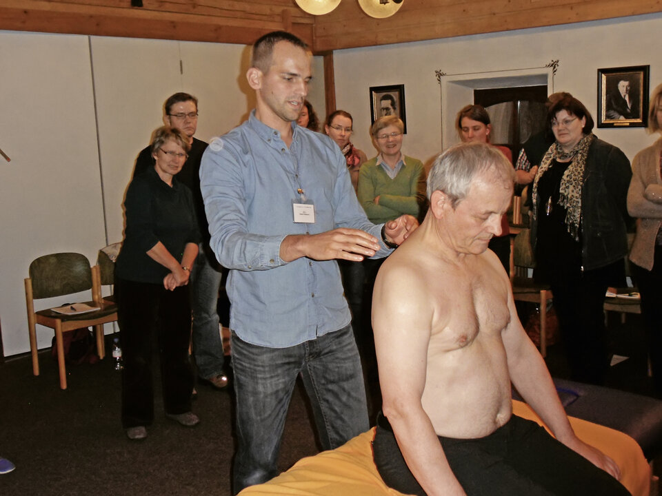 Praktische Demonstration durch den Physiotherapeuten Daniel Wildmoser im practica-Seminar