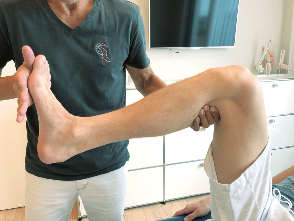 Zuerst prüft man beim Silfverskjöld-Test die aktive und passive Dorsalextension im oberen Sprunggelenk am gestreckten Knie. Dann wird die Untersuchung bei rechtwinkliger Beugung wiederholt