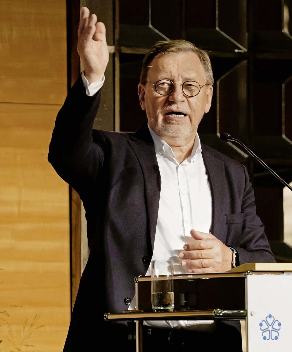 Abb. 1:  Bei der Delegiertenversammlung im Herbst 2020 konnte Ulrich Weigeldt noch live zu den Teilnehmer:innen sprechen.