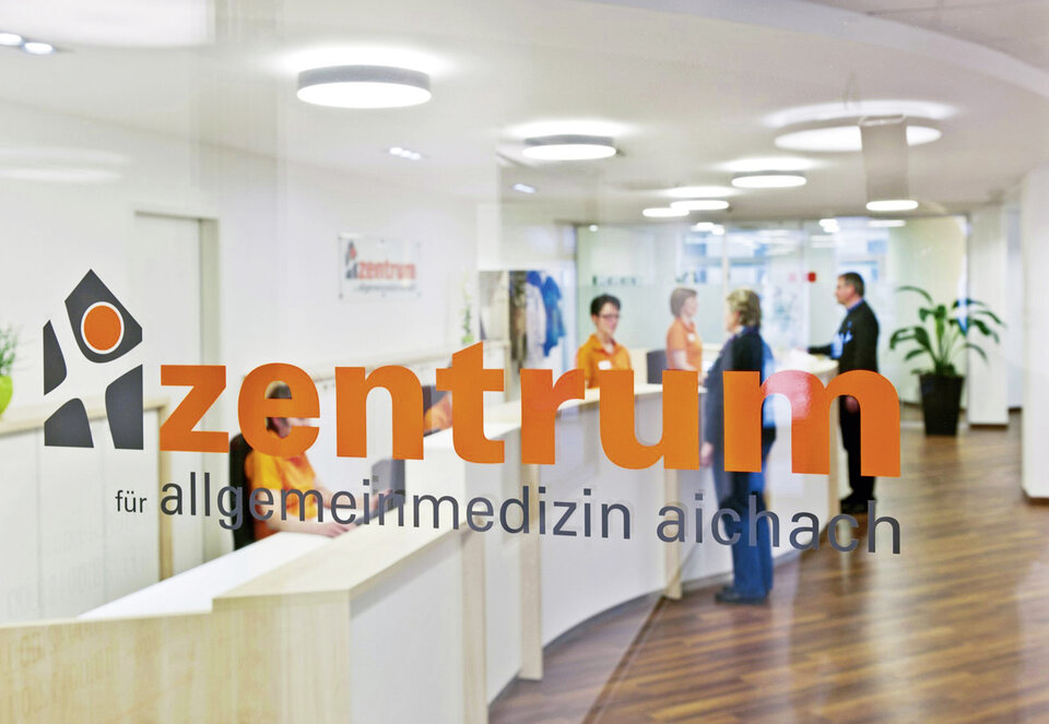 Blick in den Anmeldebereich der Großpraxis