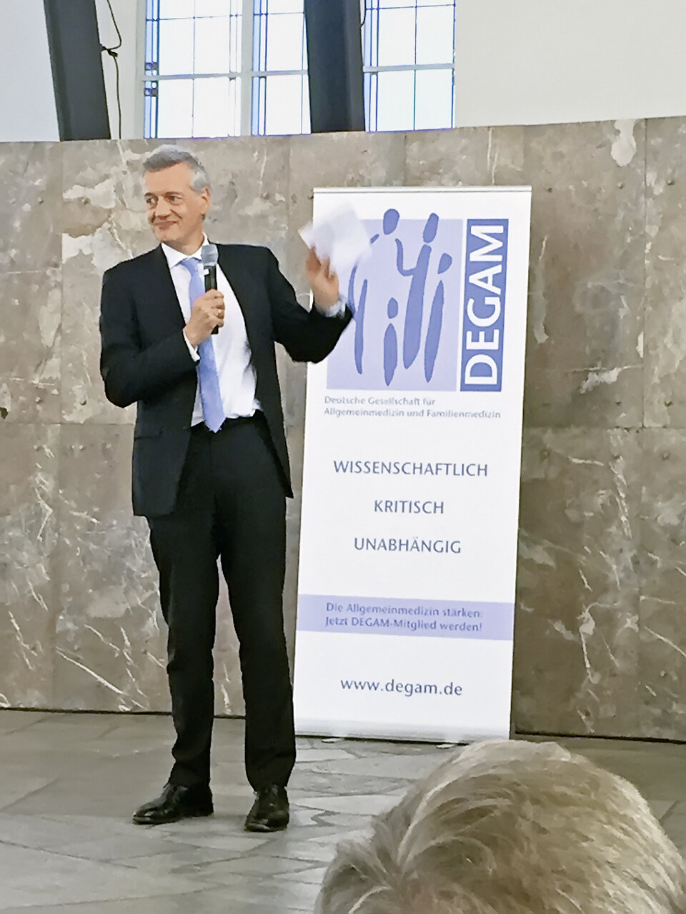 Prof. Gerlach präsentiert stolz die 
Leistungsfähigkeit der DEGAM