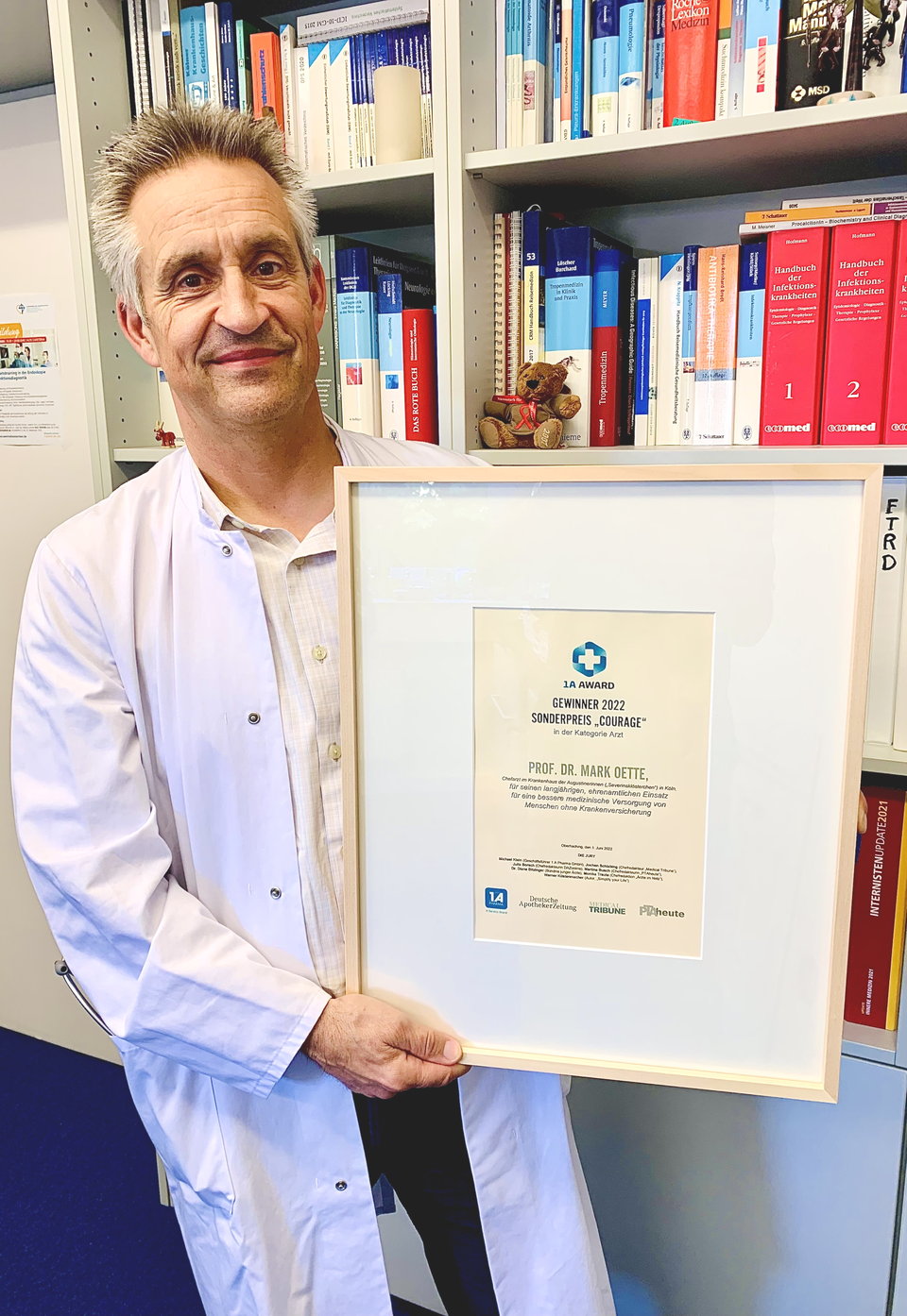 Der stolze Gewinner Prof. Dr. Mark Oette mit dem Preis für seinen couragierten „Nebenjob“.