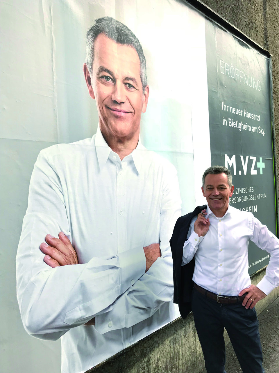 Dr. Buderer vor einer Plakatierung an der Strecke, die von seiner Bietigheimer Praxis zu seiner Besigheimer Praxis führt. 