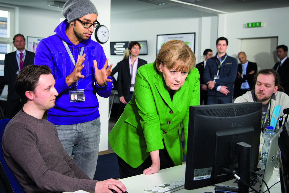 Auch Bundeskanzlerin Dr. Angela Merkel interessierte sich bei einem Besuch im Jahr 2013 für das Startup-Unternehmen um Ijad Madisch.