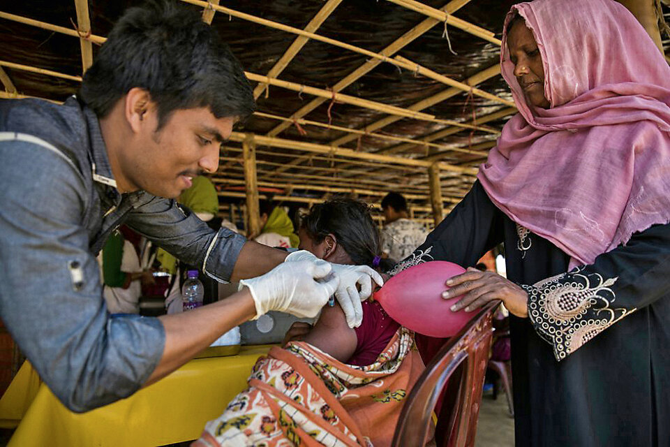 Abb. 3: Masernimpfung in einem Flüchtlingslager in Bangladesch
