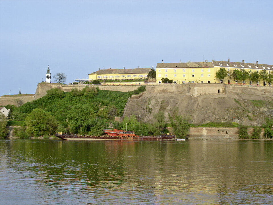 Abb. 3: Wahrzeichen der Stadt hoch über der Donau – die Festung Petrovaradin. Im 17. Jahrhundert war sie die größte Europas. Links der weithin sichtbare Uhrturm aus dem 18. Jahrhundert.