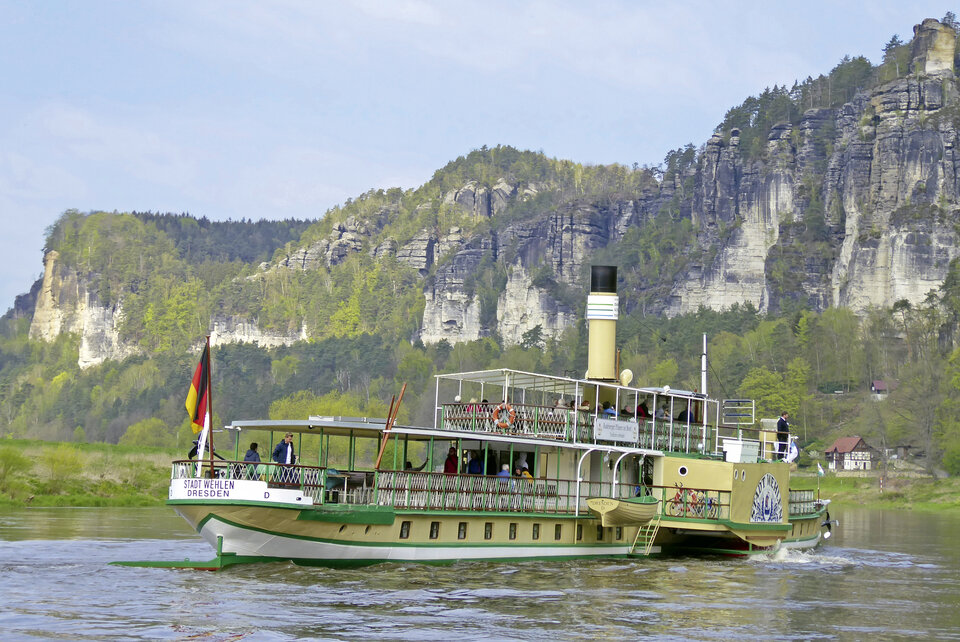 Abb. 4: Wunderschön ist die Fahrt mit dem nostalgischen Schaufelraddampfer ab oder bis Rathen.