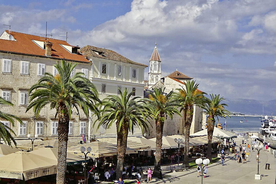 Abb. 1: Blick auf die palmengeschmückte Uferpromenade von Trogir.