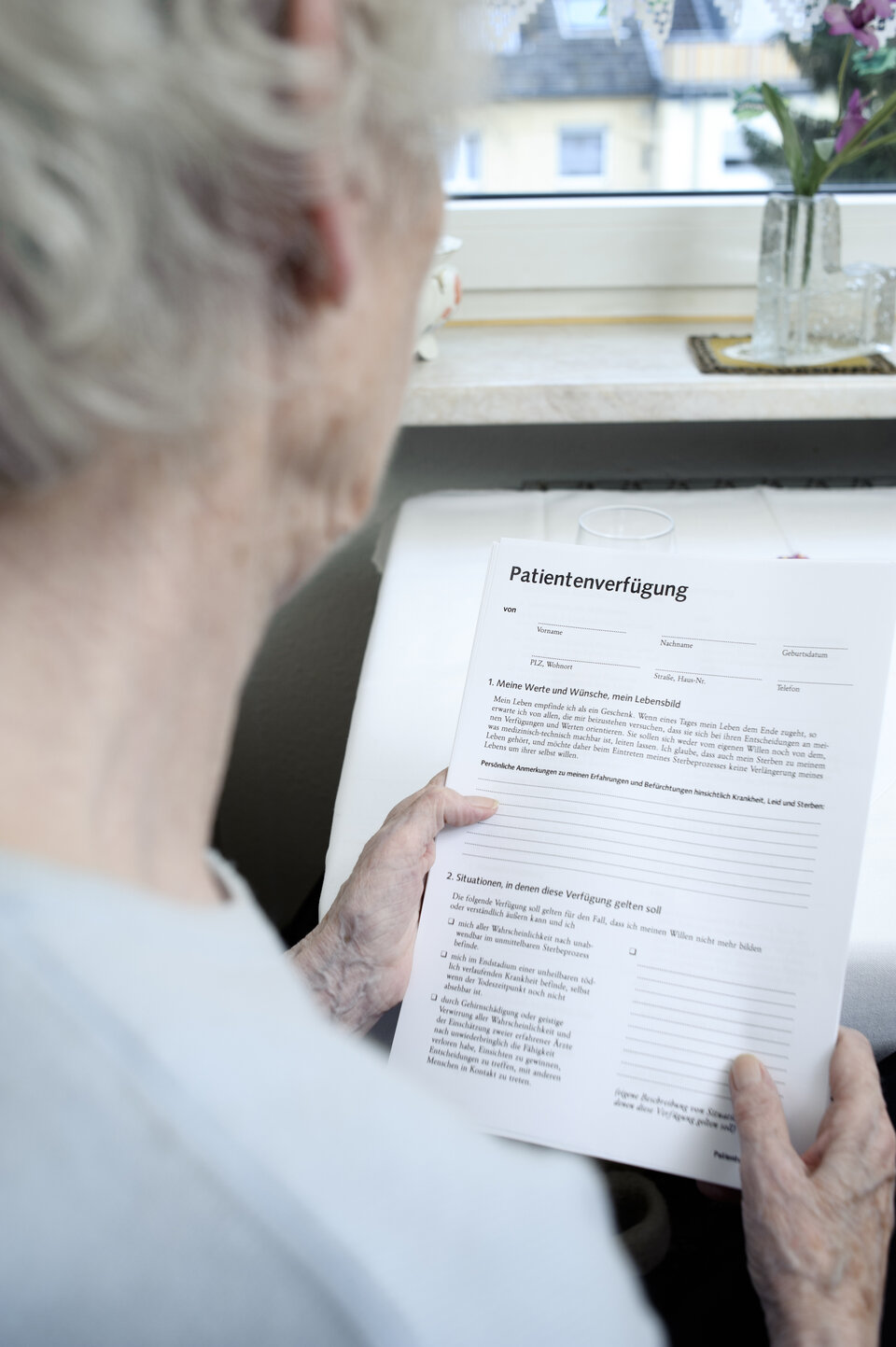 Mehr Autonomie am Lebensende Patientenverfügungen sind oft in sich widersprüchlich oder viel zu allgemein formuliert, um auf die Behandlungssituation der Patienten anwendbar zu sein. Zudem können sich Behandlungspräferenzen und Beurteilungen der eigenen Lebensqualität im Verlauf einer Erkrankung ändern. Ein fortlaufender Beratungsprozess wird dieser Situation besser gerecht als eine punktuelle Festlegung.