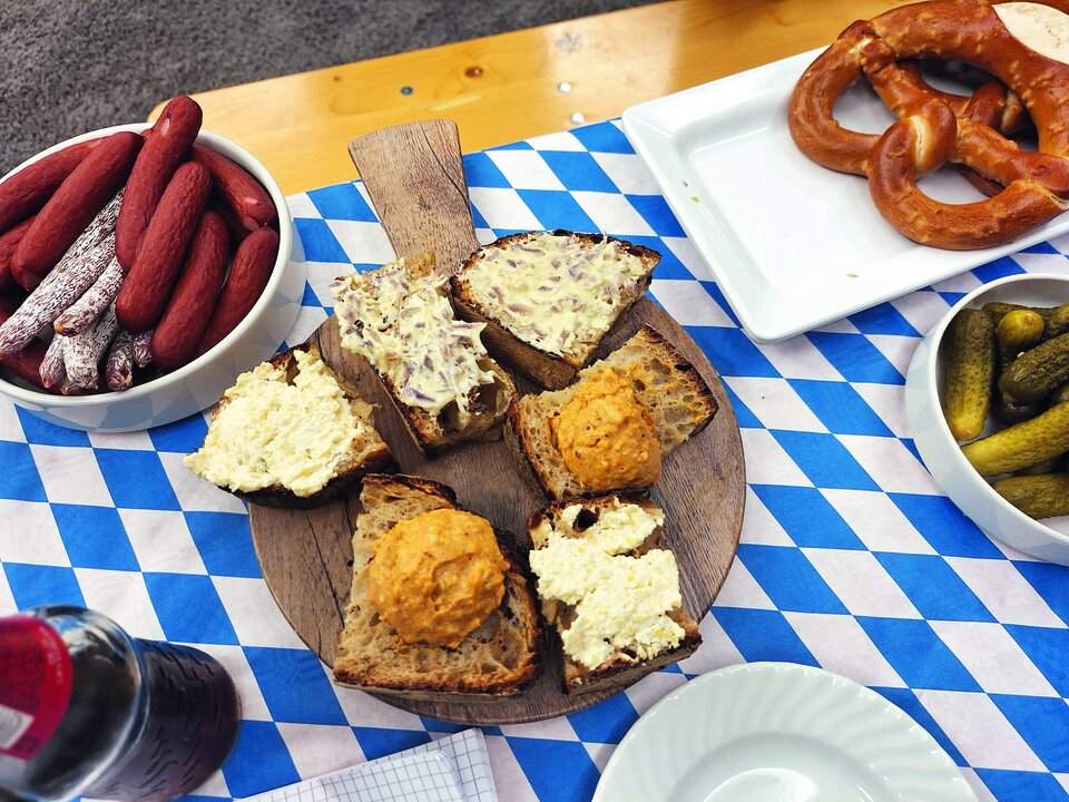 Weißwurst, Obazda, Brezeln und Bier sind Bestandteil des bayerischen Oktoberfests.