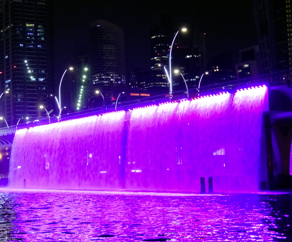 Abb. 3: Ein Wasserfall rauscht mitten in der City