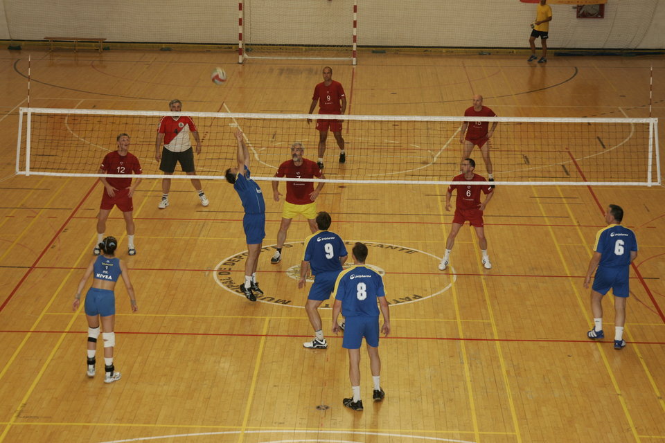 Volleyball für gemischte Mannschaften.