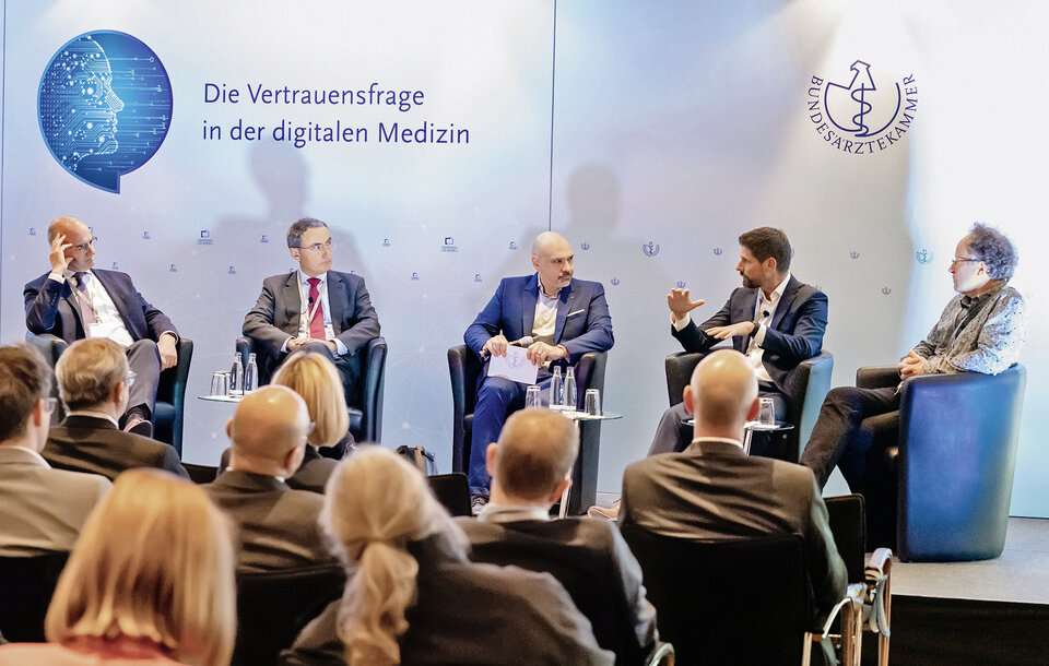 Nicht nur dulden, sondern mitgestalten! Fragen zur Sicherheit und praktischen Anwendung von Apps & Co. im Medizinalltag standen im Fokus der Podiumsdiskussion (v. l.): Erik Bodendieck, Mitglied des Vorstands und Vorsitzender des Ausschusses "Digitalisierung der Gesundheitsversorgung" der BÄK, Präsident der Sächsischen Landesärztekammer, Prof. Dr. med. Christoph Straub, Vorstandsvorsitzender der Barmer, PD Dr. med. Sebastian Kuhn, MME, Oberarzt für Orthopädie und Unfallchirurgie und Medical Educator an der Universitätsmedizin Mainz, Leiter des Reformprojekts "Medizin im digitalen Zeitalter" – Digitale Kompetenzen für Ärzte und Medizinstudierende, und Dr. Martin Christian Hirsch, Mitgründer und Chief Scientific Officer von Ada Health.