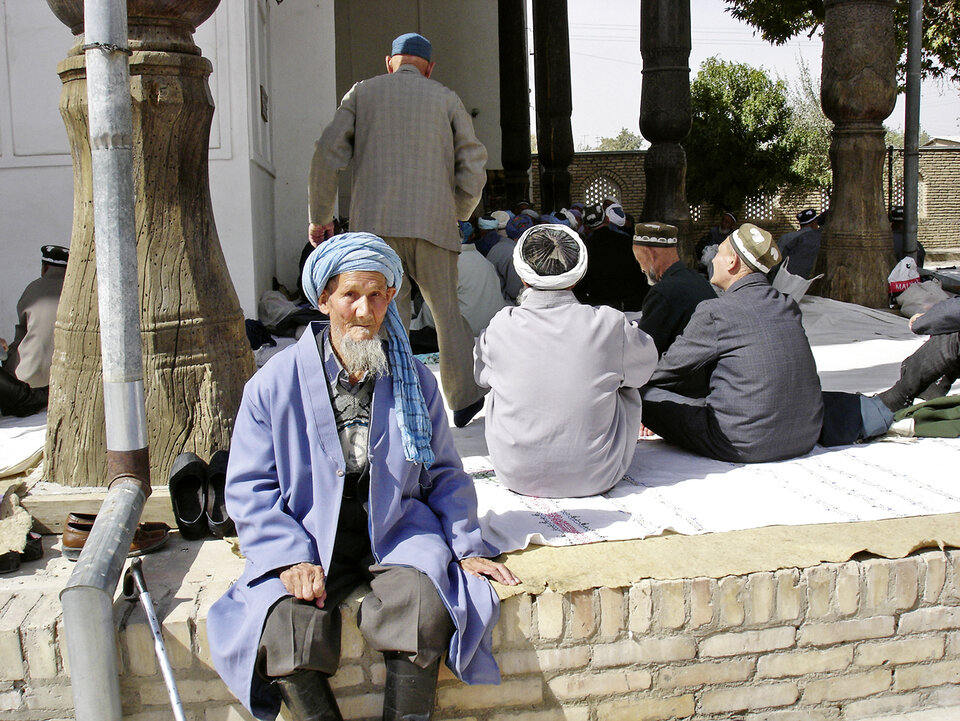 Vor dem Gebet in der Moschee. Rund 90 Prozent der 32 Millionen Einwohner Usbekistans sind Muslime.
