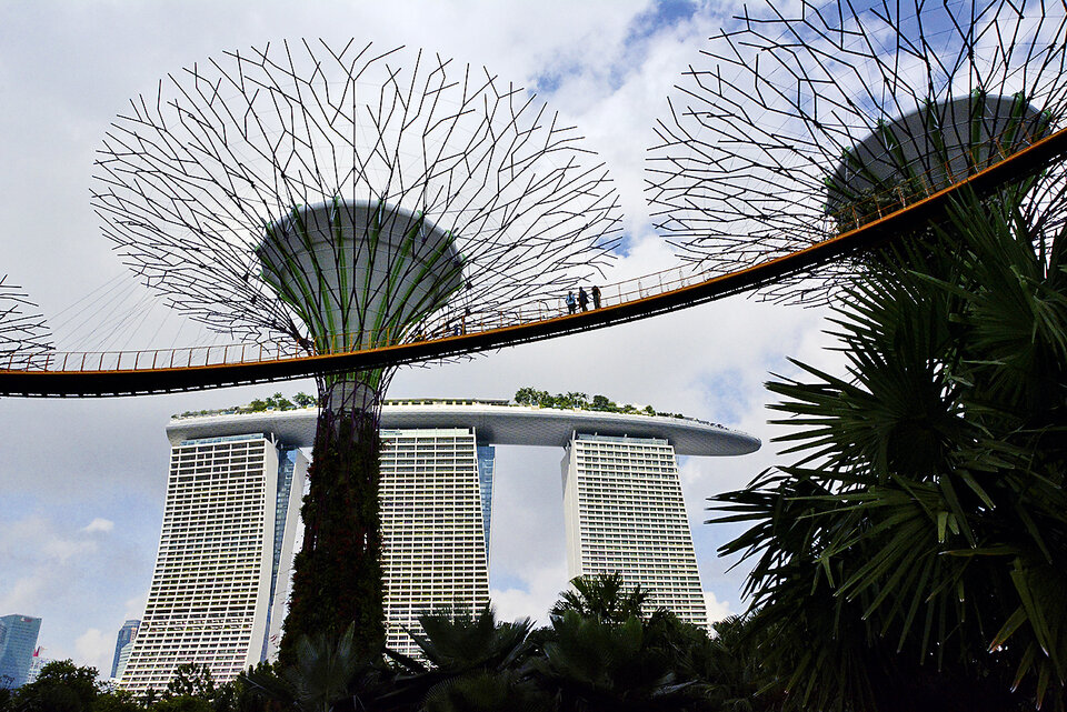 Das Marina Bay Sands Hotel hat eine Dachterrasse in 200 Metern Höhe.