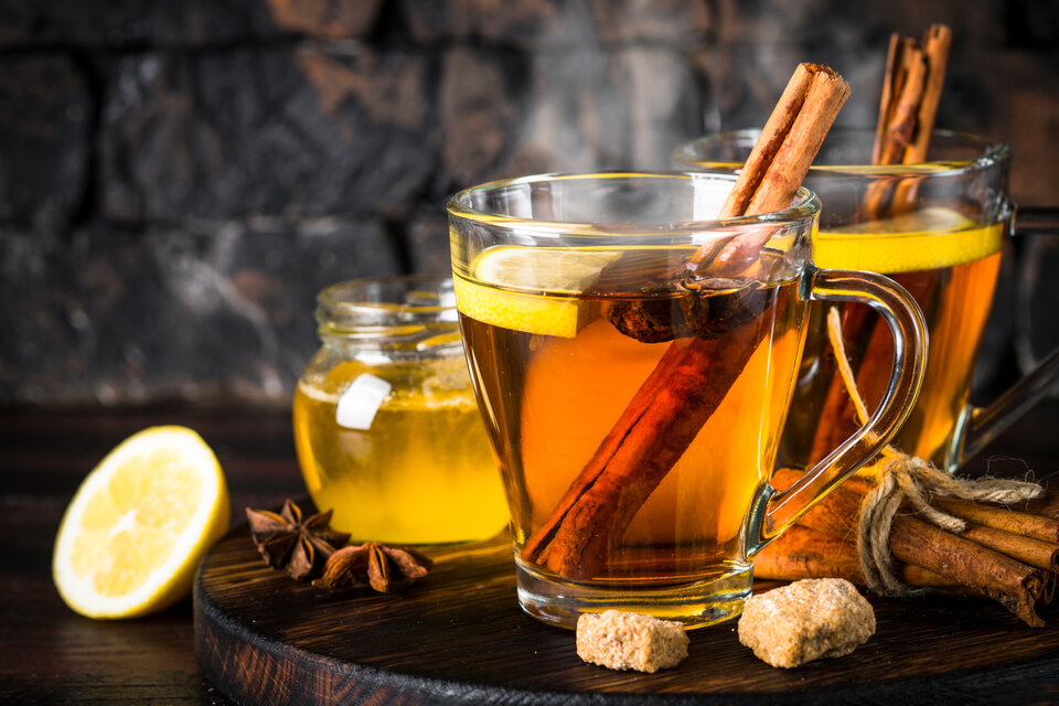 Abb. 1: Ein guter Punsch musste früher aus fünf Zutaten bestehen: Arrak oder Rum, Wasser, Tee, Zucker und Zitronensaft.