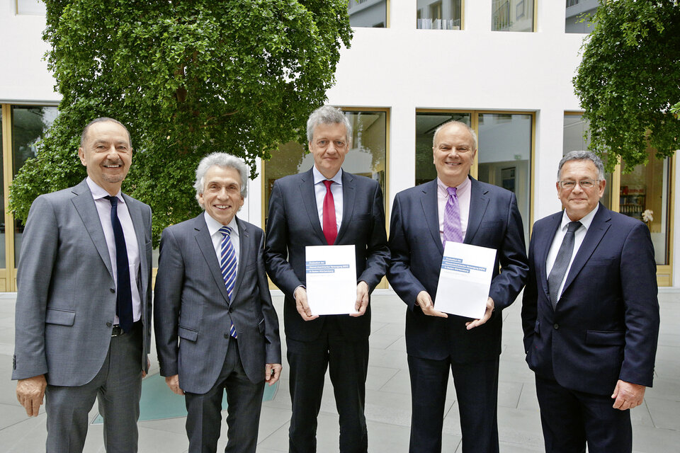 Alle gewinnen Die Väter der Hausarztzentrierten Versorgung in Baden-Württemberg feiern den 8. Geburtstag ihres Modellprojektes als Gewinn für Patienten, Ärzte und Krankenkasse (v. l. n. r.: Dr. med. Werner Baumgärtner, Dr. Christopher Hermann, Prof. Dr. med. Ferdinand M. Gerlach, Prof. Dr. med. Joachim Szecsenyi,
Dr. med. Berthold Dietsche)