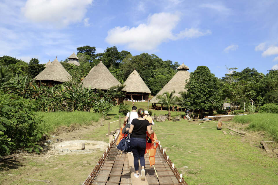 Abb. 1: Ankunft im Dorf Embera Quera, das mittlerweile fast ausschließlich vom Tourismus lebt.