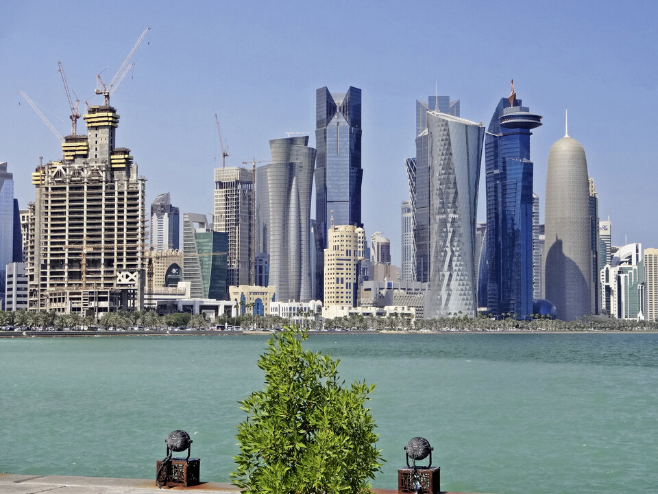 Hochhäuser aus Glas, Stahl und Beton bestimmen die Skyline von Doha.