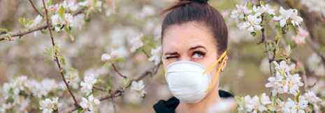 Mit Maske, Mobiltelefon und Medikamenten gegen die allergische Rhinitis