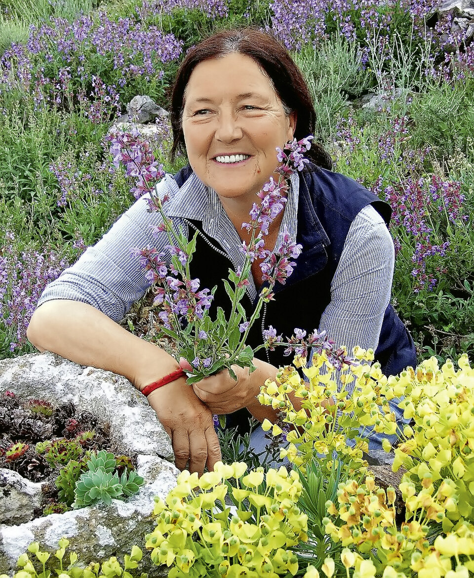 Sandra Nicolichs inmitten ihrer 250 Wildpflanzen.