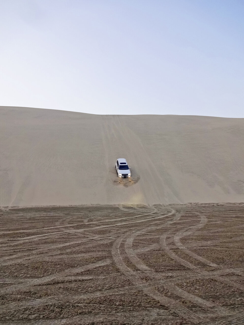 Wüstensafari, auch Dune Bashing genannt, am Khor al Udeid. Mit geländegängigen Jeeps geht es rauf und runter über die wellenförmigen Dünen – auf dem Foto um die 30  Meter Sturzfahrt schnurstracks in die Tiefe.
