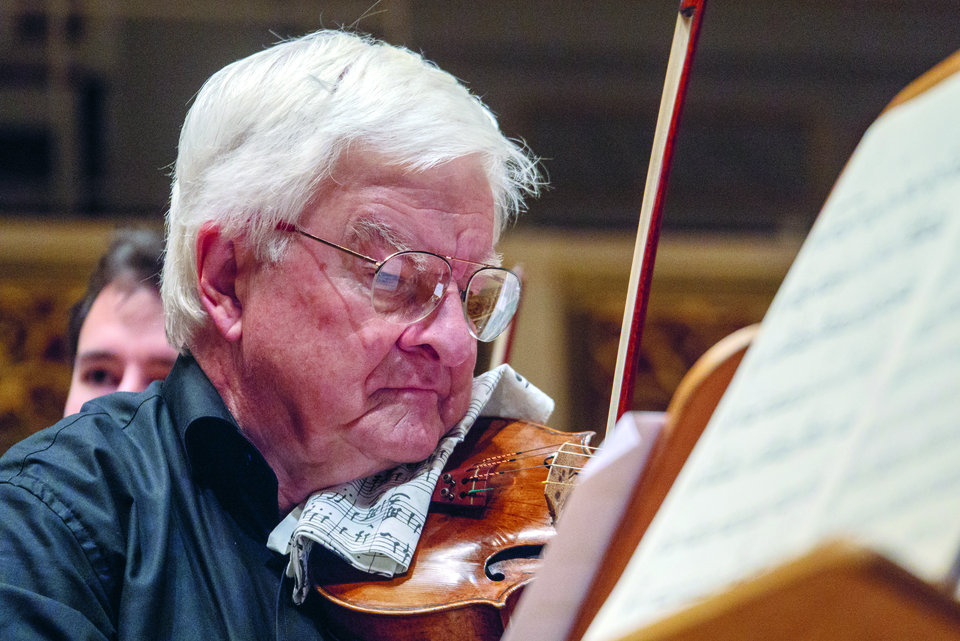 Prof. Dr. Klaus Toyka spielt im NeuroOrchester die Solo-Violine. Er ist seit Jahrzehnten der Musik verbunden.  