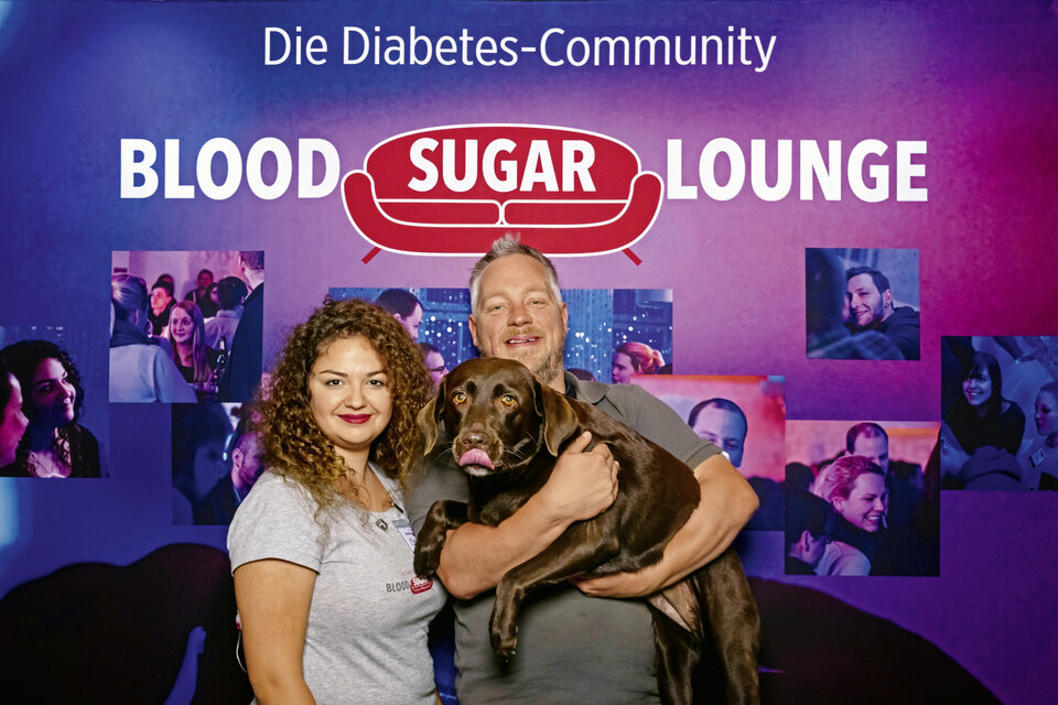 Tierisch was los: Zwei Teilnehmer und Hund Frida in der Fotobox des Diabetes-Barcamps
