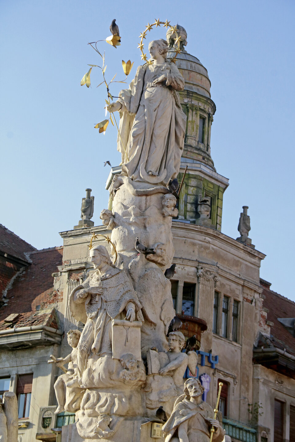 Abb. 4: Die Pestsäule auf dem Freiheitsplatz, mit einer mit einem Sternenkranz versehenen Marienstatue und einer Statue des Heiligen Nepomuk
