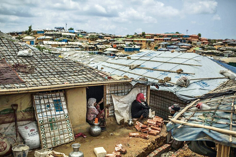 Abb. 1: In überfüllten Flüchtlingslagern für Rohingya herrschen schlechte Lebensbedingungen