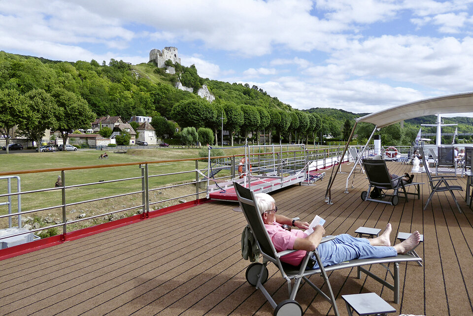 Die Landschaft der Normandie genießen auf dem Sonnendeck der Seine Comtesse
