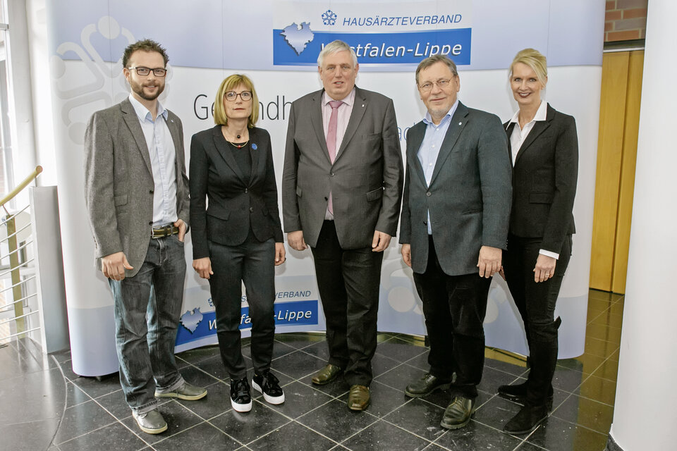 Abb. : Diskutierten im Rahmen des Westfälisch-Lippischen Hausärztetages in Münster über den alten und pflegebedürftigen Patienten im deutschen Gesundheitssystem (v. l.): Dr. Jens Biesenbaum, Anke Richter, Karl-Josef Laumann, Ulrich Weigeldt  und Ilona Hüning.