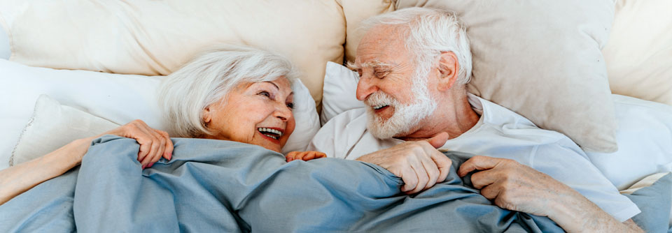 Sexualität hat auch in höherem Lebensalter großen Einfluss auf das Wohlbefinden. Deshalb sollte man Störungen erfragen und ggf. behandeln. 