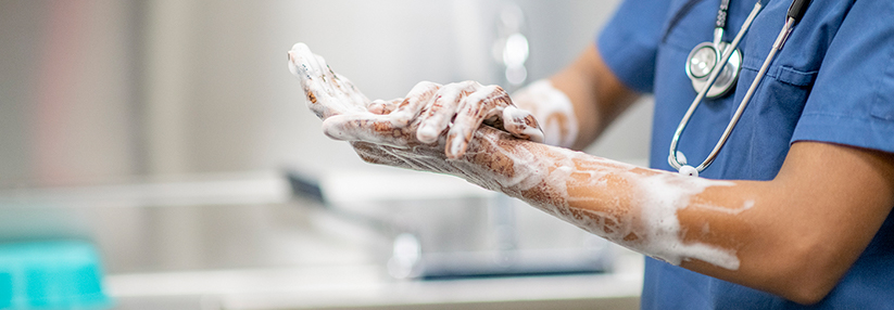 Die exzessive Handhygiene – oft mit zu heißem Wasser – wirkt sich negativ auf die Hydrolipidschicht der Haut aus.