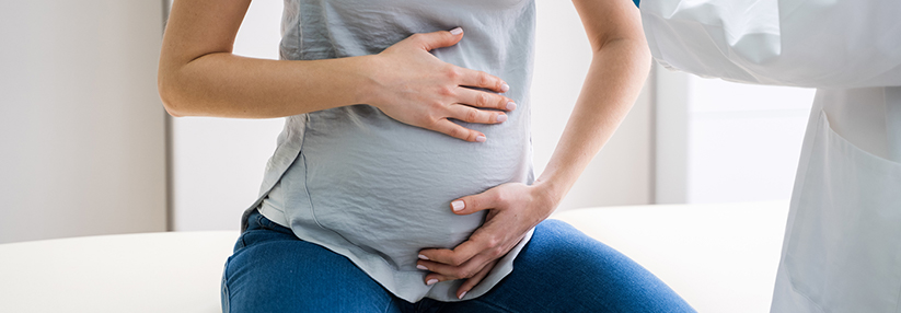 Die Virusinfektion kann auch transplazentar von der Mutter auf den Fötus übertragen werden.