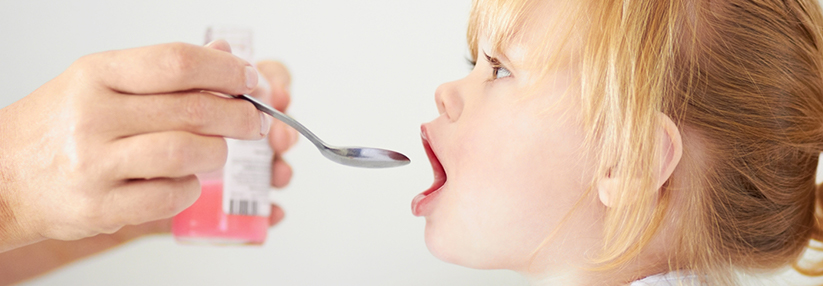 Kindergerechte flüssige Alternativen zu Tabletten gibt es oft nur für prominente Medikamente.